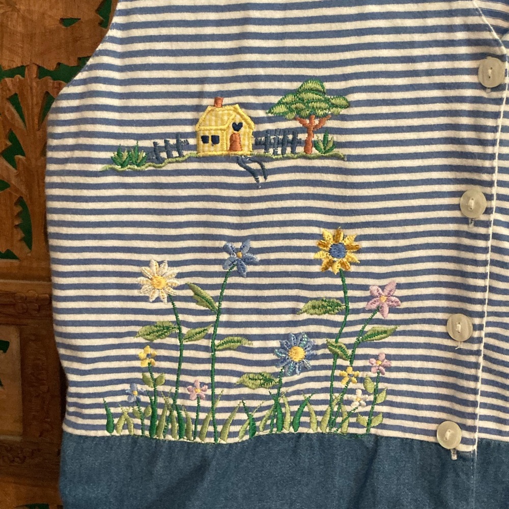 Cottagecore floral embroidered vest garden scene - Picture 3 of 7